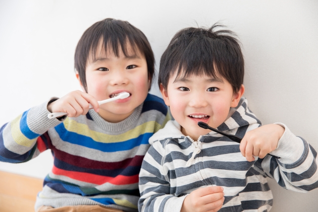歯磨きをする子どもたち